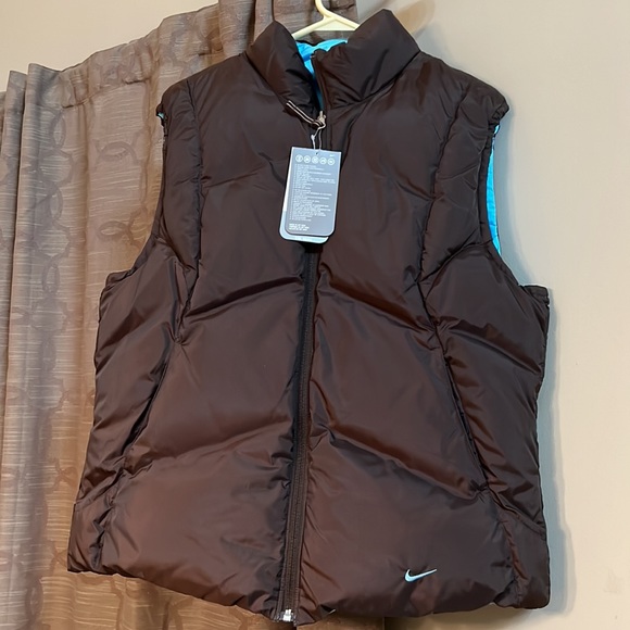 BRAND NEW NEVER WORN NIKE PUFFER VEST REVERSIBLE**** - Picture 4 of 5